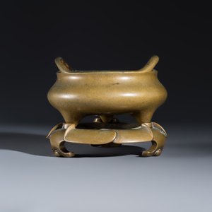 A Chinese bronze tripod censer with handles and stand — photo 4