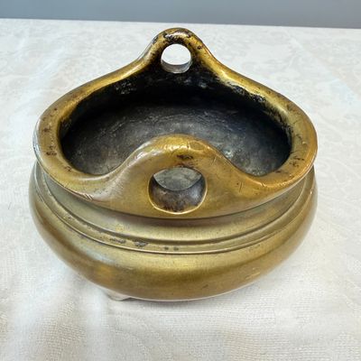 A Chinese bronze tripod censer with handles — foto 4