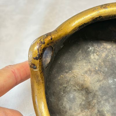 A Chinese bronze tripod censer with handles — foto 6