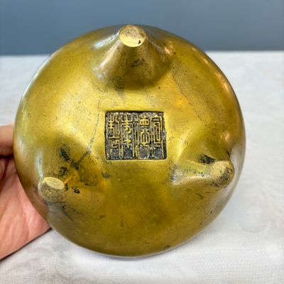 A Chinese bronze tripod censer with handles — foto 8