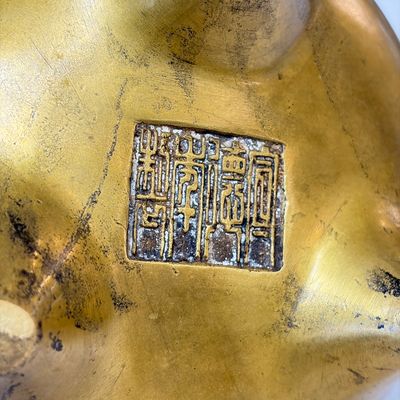 A Chinese bronze tripod censer with handles — foto 9