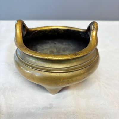 A Chinese bronze tripod censer with handles — foto 1