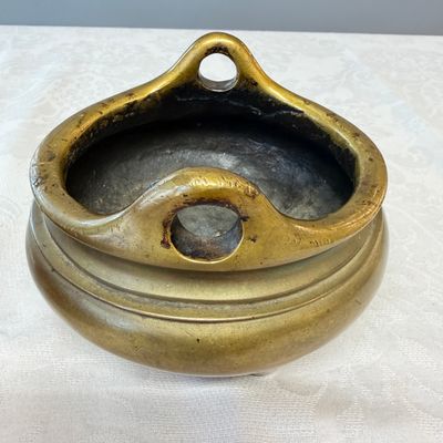 A Chinese bronze tripod censer with handles — foto 2