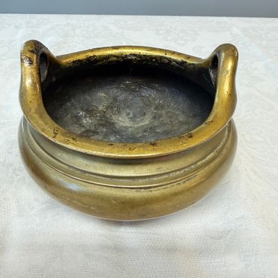 A Chinese bronze tripod censer with handles — foto 3