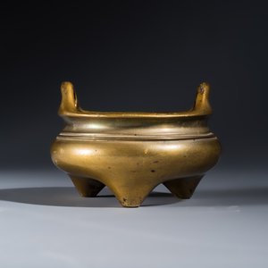 A Chinese bronze tripod censer with handles — foto 2