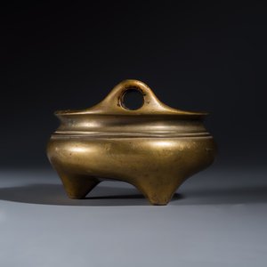 A Chinese bronze tripod censer with handles — foto 3