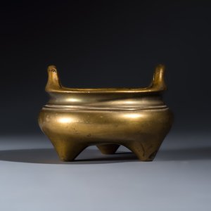 A Chinese bronze tripod censer with handles — foto 4