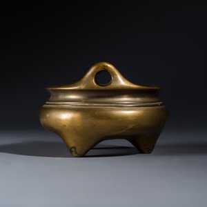 A Chinese bronze tripod censer with handles — foto 5
