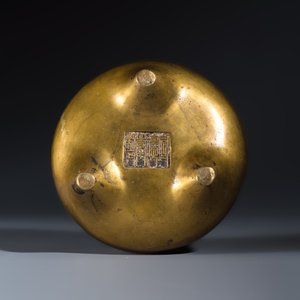 A Chinese bronze tripod censer with handles — foto 7