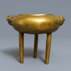 A Chinese bronze tripod censer with lion head handles, 19/20th C. — photo 1
