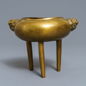 A Chinese bronze tripod censer with lion head handles, 19/20th C. — photo 3