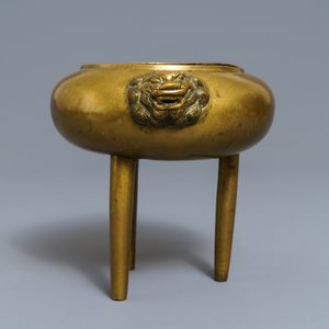 A Chinese bronze tripod censer with lion head handles, 19/20th C. — photo 4