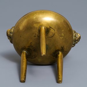 A Chinese bronze tripod censer with lion head handles, 19/20th C. — photo 6