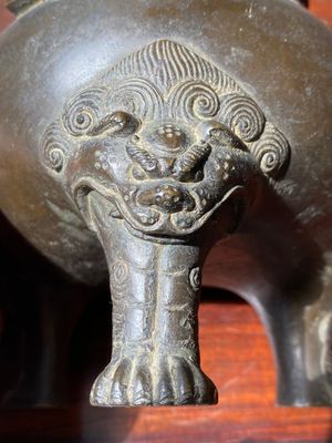 A Chinese bronze tripod censer with Liu Hai and the toad, Yuan — 照片 13