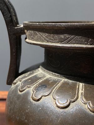 A Chinese bronze tripod censer with Liu Hai and the toad, Yuan — 照片 16