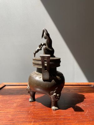 A Chinese bronze tripod censer with Liu Hai and the toad, Yuan — 照片 2