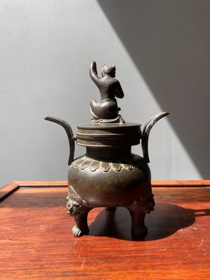 A Chinese bronze tripod censer with Liu Hai and the toad, Yuan — 照片 3