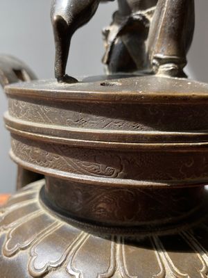 A Chinese bronze tripod censer with Liu Hai and the toad, Yuan — 照片 7