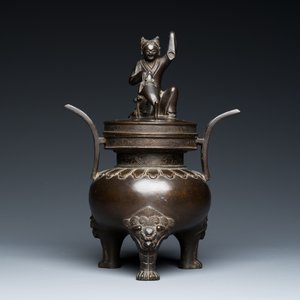 A Chinese bronze tripod censer with Liu Hai and the toad, Yuan — 照片 2