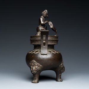 A Chinese bronze tripod censer with Liu Hai and the toad, Yuan — 照片 5