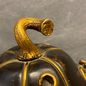 A Chinese bronze tripod censer with 'lotus leaf' cover and stand, 17/18th C. — 照片 11