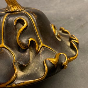 A Chinese bronze tripod censer with 'lotus leaf' cover and stand, 17/18th C. — 照片 12