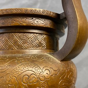 A Chinese bronze tripod censer with 'lotus leaf' cover and stand, 17/18th C. — 照片 17