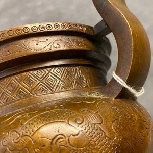 A Chinese bronze tripod censer with 'lotus leaf' cover and stand, 17/18th C. — 照片 18