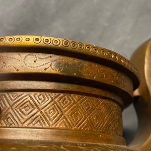A Chinese bronze tripod censer with 'lotus leaf' cover and stand, 17/18th C. — 照片 19