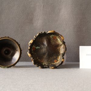 A Chinese bronze tripod censer with 'lotus leaf' cover and stand, 17/18th C. — 照片 23