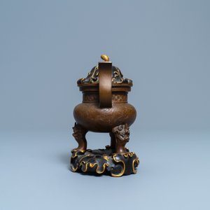 A Chinese bronze tripod censer with 'lotus leaf' cover and stand, 17/18th C. — 照片 5