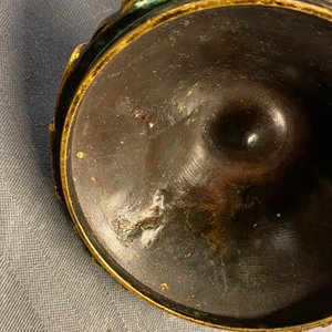 A Chinese bronze tripod censer with 'lotus leaf' cover and stand, 17/18th C. — 照片 8