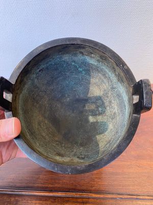 A Chinese bronze tripod censer with 'taotie' masks, Ming — 照片 4