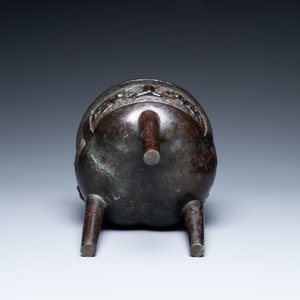 A Chinese bronze tripod censer with 'taotie' masks, Ming — 照片 8