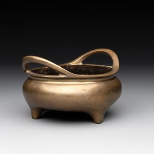 A Chinese bronze tripod censer with two handles, Xuande mark, 19th C. — photo 1