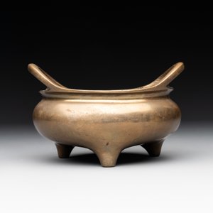 A Chinese bronze tripod censer with two handles, Xuande mark, 19th C. — photo 2