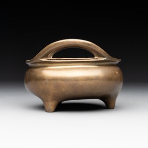 A Chinese bronze tripod censer with two handles, Xuande mark, 19th C. — photo 3