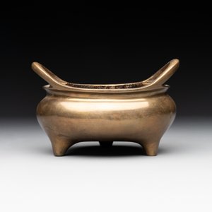 A Chinese bronze tripod censer with two handles, Xuande mark, 19th C. — photo 4