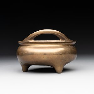 A Chinese bronze tripod censer with two handles, Xuande mark, 19th C. — photo 5