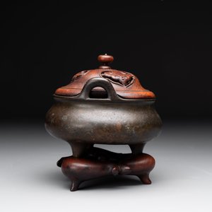A Chinese bronze tripod censer with wooden cover and stand, Xuande mark, 18/19th C. — photo 2