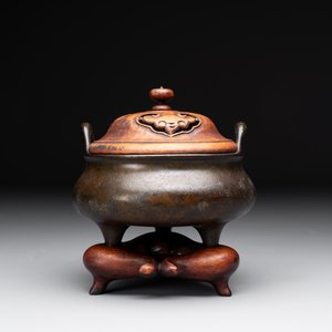 A Chinese bronze tripod censer with wooden cover and stand, Xuande mark, 18/19th C. — photo 3