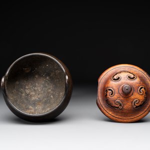 A Chinese bronze tripod censer with wooden cover and stand, Xuande mark, 18/19th C. — photo 4