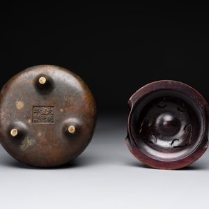 A Chinese bronze tripod censer with wooden cover and stand, Xuande mark, 18/19th C. — photo 5