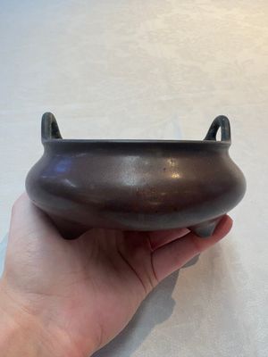 A Chinese bronze tripod censer, Xuande mark, 17/18th C. — photo 1