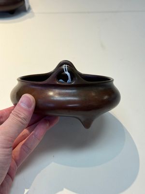 A Chinese bronze tripod censer, Xuande mark, 17/18th C. — photo 11