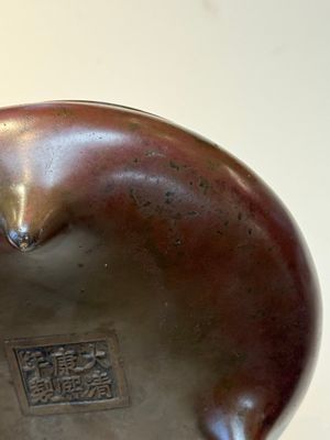 A Chinese bronze tripod censer, Xuande mark, 17/18th C. — photo 15
