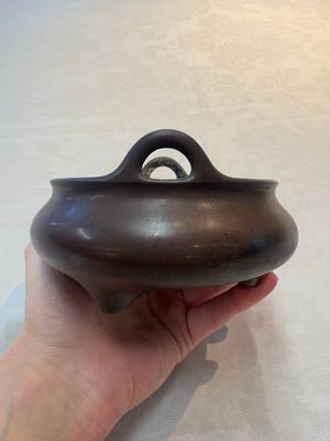 A Chinese bronze tripod censer, Xuande mark, 17/18th C. — photo 2