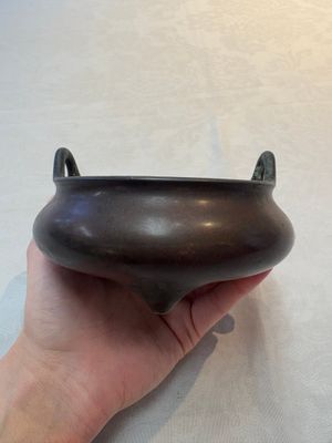 A Chinese bronze tripod censer, Xuande mark, 17/18th C. — photo 3
