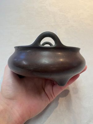 A Chinese bronze tripod censer, Xuande mark, 17/18th C. — photo 4