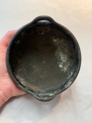 A Chinese bronze tripod censer, Xuande mark, 17/18th C. — photo 5